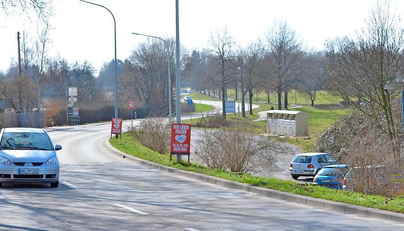 Die Autowaschanlage ist auf einem unbebauten Grundstück hinter dem blauen Gebäude an der Charlottenstraße 194 geplant, also am Heilbronner Ortsausgang auf der Fleiner Höhe.Foto: Mario Berger