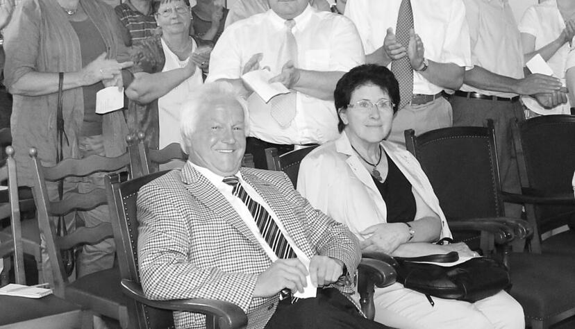 Eugen Seitz und seine Frau Helga bei der Ank&uuml;ndigung seiner gro&szlig;z&uuml;gigen Spende f&uuml;r den B&uuml;rgerhaus-Neubau im Jahr 2012. Foto: Archiv