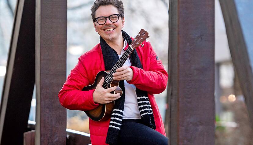 Verbindend wie eine Brücke − hier an der Kanalstraße mitten in Weinsberg − das ist die Musik für Marcus Trübendörfer in vielerlei Hinsicht.
Foto: Mario Berger Verbindend wie eine Brücke − hier an der Kanalstraße mitten in Weinsberg − das ist die Musik für Marcus Trübendörfer in vielerlei Hinsicht.
Foto: Mario Berger