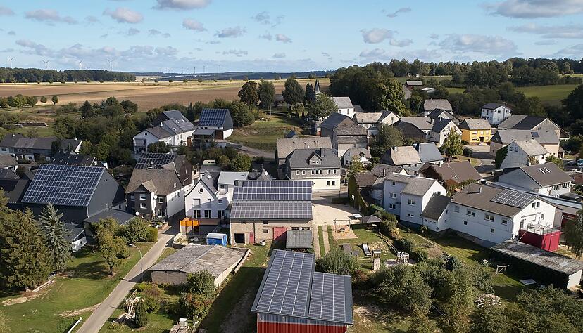 Hier funktioniert es auch ohne Pflicht: Im Hunsr&uuml;ckdorf Schorbach sind zahlreiche Photovoltaik-Anlagen auf den Hausd&auml;chern installiert. So wird regenerative Energie im &Uuml;berfluss produziert.
Foto: dpa