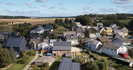 Hier funktioniert es auch ohne Pflicht: Im Hunsr&uuml;ckdorf Schorbach sind zahlreiche Photovoltaik-Anlagen auf den Hausd&auml;chern installiert. So wird regenerative Energie im &Uuml;berfluss produziert.
Foto: dpa