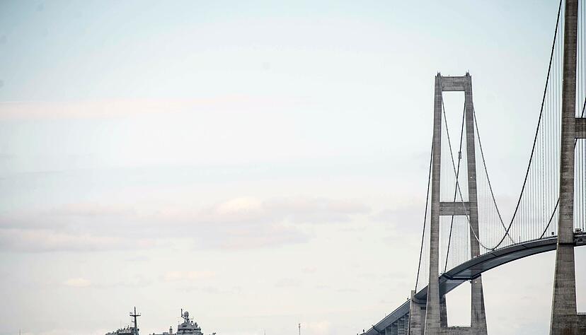 Die Brücke über den Großen Belt - hier ist ein Schiff der russischen Nordflotte unter ihr zu sehen - zählt zu den imposantesten Bauwerken Dänemarks. (Symbolbild) Die Brücke über den Großen Belt - hier ist ein Schiff der russischen Nordflotte unter ihr zu sehen - zählt zu den imposantesten Bauwerken Dänemarks. (Symbolbild)