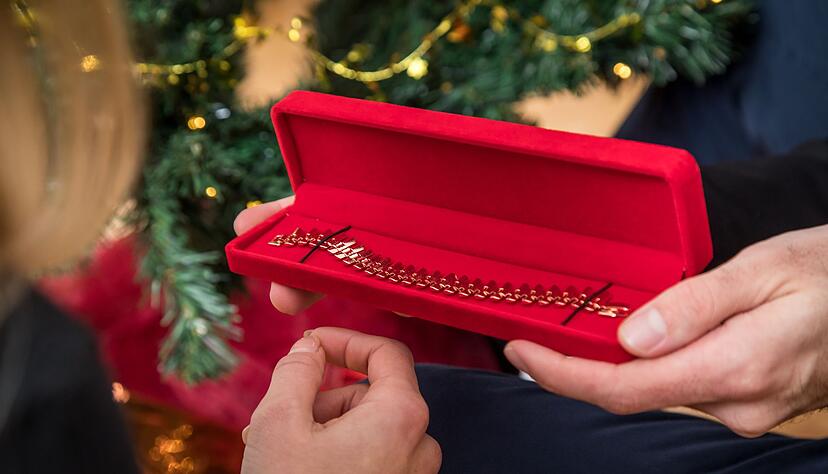 Zu teuer gibt's nicht: An Weihnachten sitzt das Geld f&uuml;r Geschenke oft deutlich lockerer.