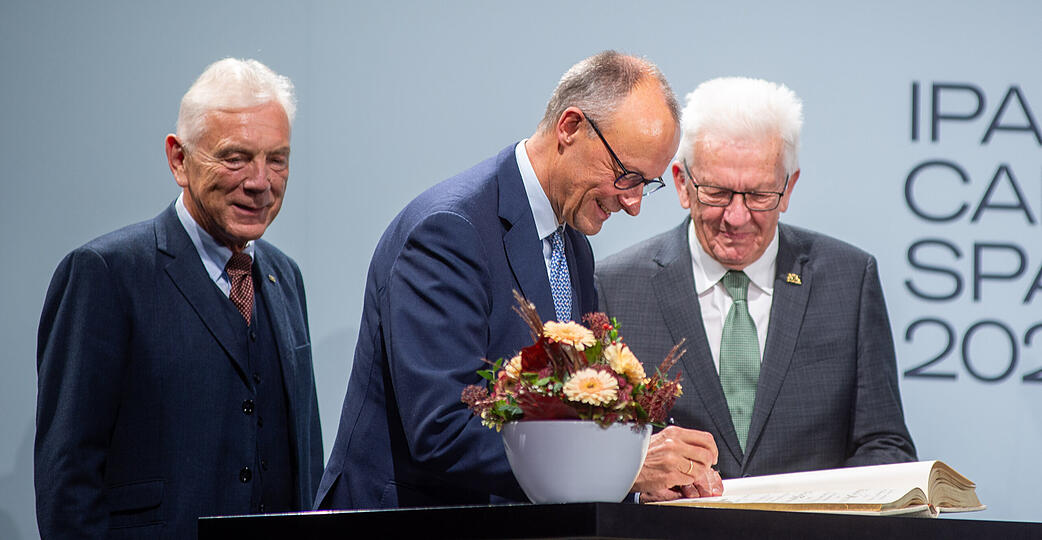 Der Innovationspark K&uuml;nstliche Intelligenz (Ipai) erh&auml;lt einen Campus: Beim Spatenstich tr&auml;gt sich Bundeskanzler Friedrich Merz (Mitte) ins Goldene Buch der Stadt Heilbronn ein.