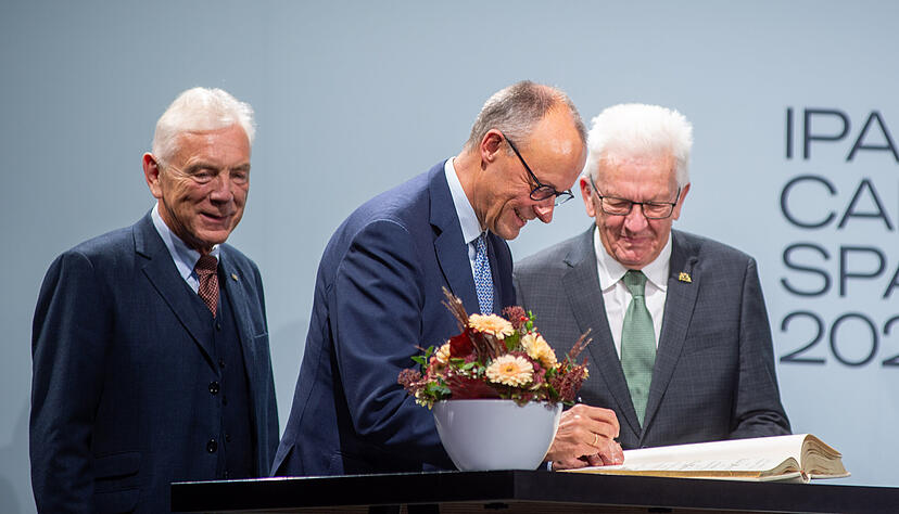 Von links: Oberbürgermeister Harry Mergel neben Bundeskanzler Friedrich Merz (CDU) und Ministerpräsident Winfried Kretschmann (Grüne), die sich ins Goldene Buch der Stadt Heilbronn eintragen. Von links: Oberbürgermeister Harry Mergel neben Bundeskanzler Friedrich Merz (CDU) und Ministerpräsident Winfried Kretschmann (Grüne), die sich ins Goldene Buch der Stadt Heilbronn eintragen.