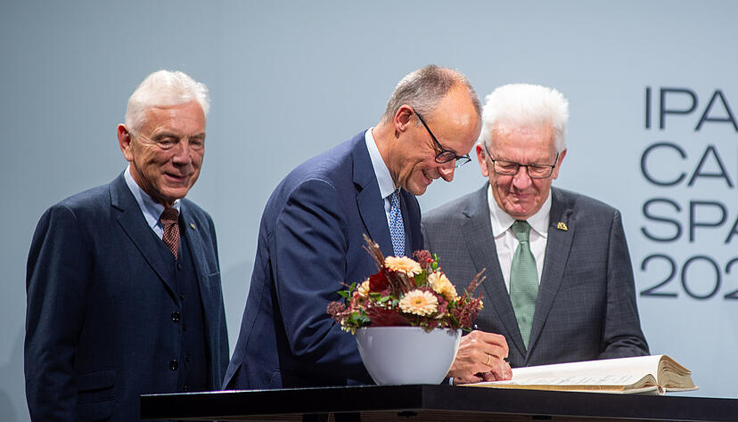 Der Innovationspark Künstliche Intelligenz (Ipai) erhält einen Campus: Beim Spatenstich trägt sich Bundeskanzler Friedrich Merz (Mitte) ins Goldene Buch der Stadt Heilbronn ein. Der Innovationspark Künstliche Intelligenz (Ipai) erhält einen Campus: Beim Spatenstich trägt sich Bundeskanzler Friedrich Merz (Mitte) ins Goldene Buch der Stadt Heilbronn ein.