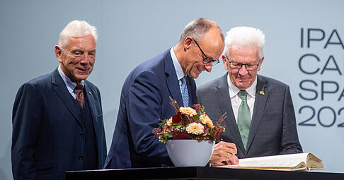 Der Innovationspark K&uuml;nstliche Intelligenz (Ipai) erh&auml;lt einen Campus: Beim Spatenstich tr&auml;gt sich Bundeskanzler Friedrich Merz (Mitte) ins Goldene Buch der Stadt Heilbronn ein.