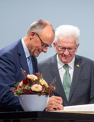 Der Innovationspark K&uuml;nstliche Intelligenz (Ipai) erh&auml;lt einen Campus: Beim Spatenstich tr&auml;gt sich Bundeskanzler Friedrich Merz (Mitte) ins Goldene Buch der Stadt Heilbronn ein.