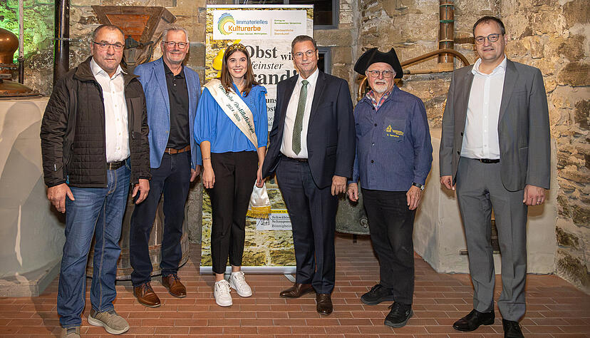 Gäste der Ehrung: Gerd Kinzinger (v.l.), Alois Gerig, Anna Steinmann, Peter Hauk, Kurt Sartorius und Albrecht Dautel. Gäste der Ehrung: Gerd Kinzinger (v.l.), Alois Gerig, Anna Steinmann, Peter Hauk, Kurt Sartorius und Albrecht Dautel.