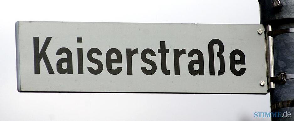 Zusammengestellt von Archiv und Dokumentation der Heilbronner Stimme 
Nach dem Durchbruch zum Bahnhof im zweiten Drittel des 19. Jahrhunderts und 1897 zur Allee hin, erhält die Kaiserstraße im selben Jahr ihren Namen.