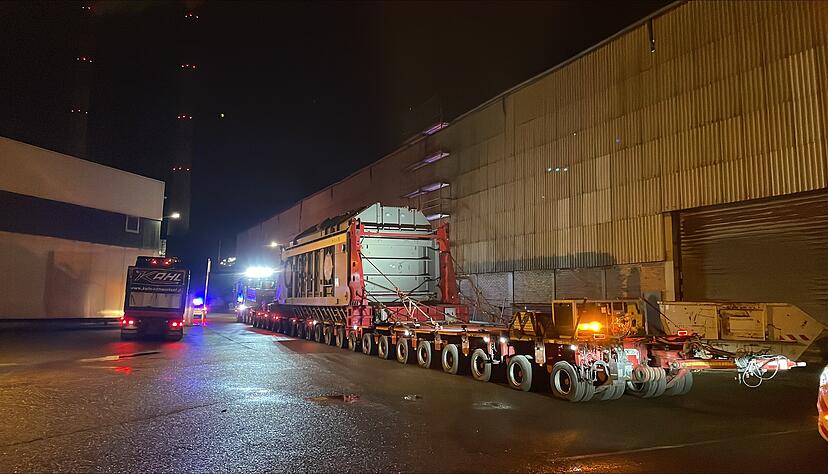 Vom Hafen Heilbronn startete ein Schwertransport über Land nach Leingarten.