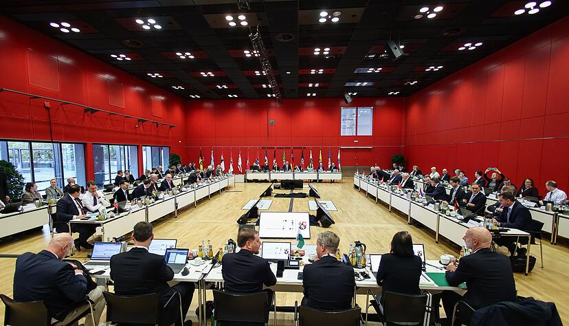 14 Länderchefs diskutierten zwei Tage lang in der Mainzer Rheingoldhalle. Nicht mit dabei waren die Ministerpräsidentinnen des Saarlandes und von Mecklenburg-Vorpommern, Anke Rehlinger und Manuela Schwesig (beide SPD). 14 Länderchefs diskutierten zwei Tage lang in der Mainzer Rheingoldhalle. Nicht mit dabei waren die Ministerpräsidentinnen des Saarlandes und von Mecklenburg-Vorpommern, Anke Rehlinger und Manuela Schwesig (beide SPD).