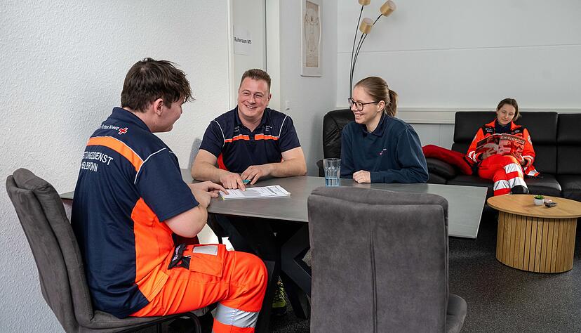 Sven Bretzler (Zweiter von links) leitet die Rettungswache in Neuenstadt. In den neuen R&auml;umen f&uuml;hlen sich auch Sophie Huk (von rechts), Elisa Schmidt und Dominic Bender sehr wohl.