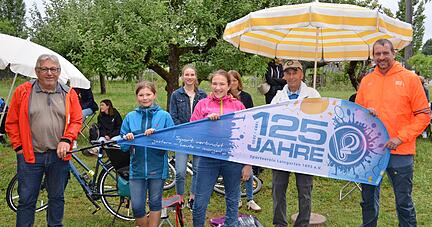 Der SVL-Vorsitzende Ulrich Heinle (von links) mit den Berlinfahrt-Teilnehmerinnen Nelly Kobelt, Ariane Löffler, Colleen Forstinger und Carla Sigloch sowie Organisator Ortwin Czarnowski und Staatssekretär Alexander Dzembritzki.
Foto: Josef Staudinger Der SVL-Vorsitzende Ulrich Heinle (von links) mit den Berlinfahrt-Teilnehmerinnen Nelly Kobelt, Ariane Löffler, Colleen Forstinger und Carla Sigloch sowie Organisator Ortwin Czarnowski und Staatssekretär Alexander Dzembritzki.
Foto: Josef Staudinger