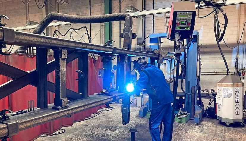 Glei&szlig;ender Lichtbogen: Betriebsschlosser Joachim K&ouml;rner schwei&szlig;t einen Hilfsrahmen f&uuml;r einen Lkw-Aufbau zusammen.
Fotos: J&ouml;rg K&uuml;hl