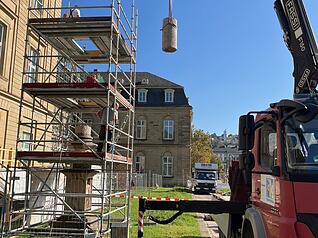 Die Spezialfirma Weinreuter aus Freiberg am Neckar hat die Stuttgarter Jupitergigantensäule demontiert – und wird sie bald im Heilbronner Deutschhof neu aufbauen. Die Spezialfirma Weinreuter aus Freiberg am Neckar hat die Stuttgarter Jupitergigantensäule demontiert – und wird sie bald im Heilbronner Deutschhof neu aufbauen.