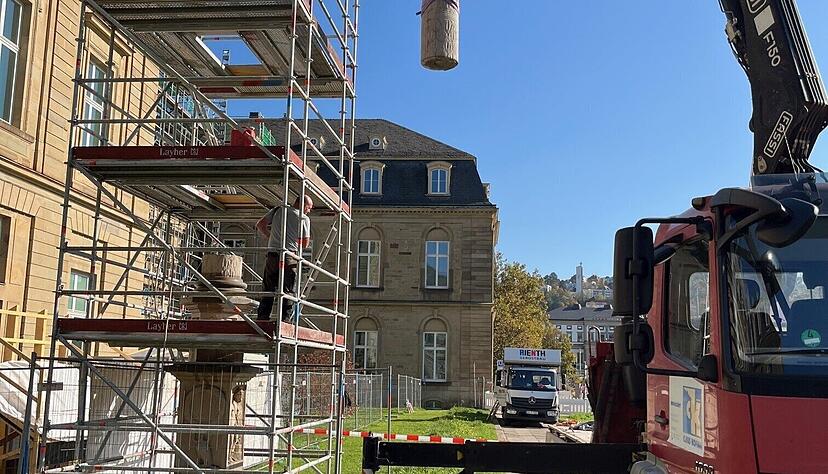Die Spezialfirma Weinreuter aus Freiberg am Neckar hat die Stuttgarter Jupitergigantensäule demontiert – und wird sie bald im Heilbronner Deutschhof neu aufbauen.