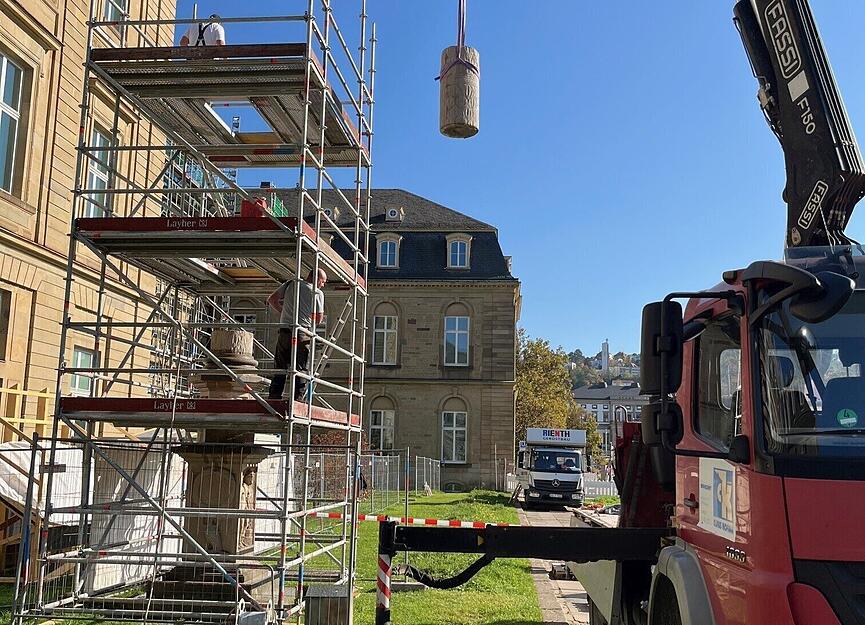 Die Spezialfirma Weinreuter aus Freiberg am Neckar hat die Stuttgarter Jupitergigantensäule demontiert – und wird sie bald im Heilbronner Deutschhof neu aufbauen. Die Spezialfirma Weinreuter aus Freiberg am Neckar hat die Stuttgarter Jupitergigantensäule demontiert – und wird sie bald im Heilbronner Deutschhof neu aufbauen.