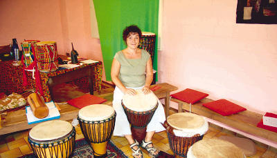 Erdverbunden: „Die Rhythmen sind ein Spiegel der afrikanischen Kultur“, sagt Trommellehrerin Ute Pleiß-Wieland. (Foto: Stefanie Pfäffle) Erdverbunden: „Die Rhythmen sind ein Spiegel der afrikanischen Kultur“, sagt Trommellehrerin Ute Pleiß-Wieland. (Foto: Stefanie Pfäffle)