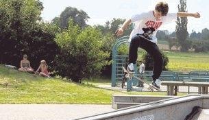 Ollies, Grinds, Backside Craps und Fakey Big Spin Flips: Die Skater haben viele Asse im &Auml;rmel und holen das Maximum aus ihren Boards heraus.Foto: Julia Bauer