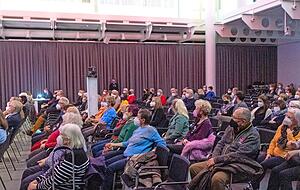 .... vor 120 Besuchern die Kandidaten-Reihenfolge der Fragerunde aus. .... vor 120 Besuchern die Kandidaten-Reihenfolge der Fragerunde aus.