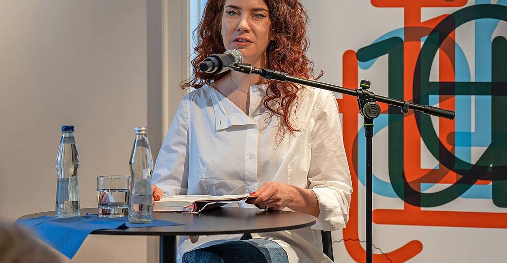 &bdquo;Ich wollte einfach eine Geschichte schreiben, die einen Anfang, ein bisschen Handlung und ein Ende hat&ldquo;: Journalistin und Autorin Anna Prizkau.