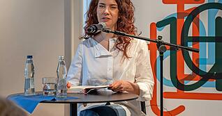 &bdquo;Ich wollte einfach eine Geschichte schreiben, die einen Anfang, ein bisschen Handlung und ein Ende hat&ldquo;: Journalistin und Autorin Anna Prizkau.