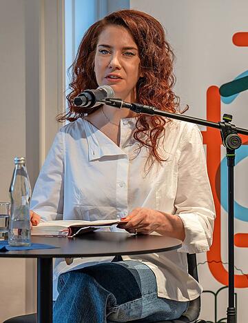 &bdquo;Ich wollte einfach eine Geschichte schreiben, die einen Anfang, ein bisschen Handlung und ein Ende hat&ldquo;: Journalistin und Autorin Anna Prizkau.