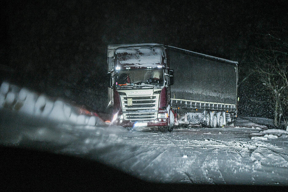 Bei Titisee-Neustadt steht ein Lkw steht schräg im Schnee auf der L172. Bei Titisee-Neustadt steht ein Lkw steht schräg im Schnee auf der L172.
