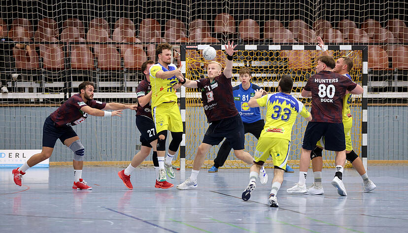 Führte den TSB Horkheim bei der Saisoneröffnung gegen den HC Neuenbürg zu einem standesgemäßen 35:25 (17:14)-Sieg: Andreas Schröder (Mitte). Führte den TSB Horkheim bei der Saisoneröffnung gegen den HC Neuenbürg zu einem standesgemäßen 35:25 (17:14)-Sieg: Andreas Schröder (Mitte).