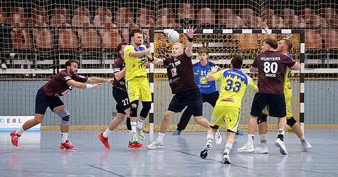 Führte den TSB Horkheim bei der Saisoneröffnung gegen den HC Neuenbürg zu einem standesgemäßen 35:25 (17:14)-Sieg: Andreas Schröder (Mitte). Führte den TSB Horkheim bei der Saisoneröffnung gegen den HC Neuenbürg zu einem standesgemäßen 35:25 (17:14)-Sieg: Andreas Schröder (Mitte).