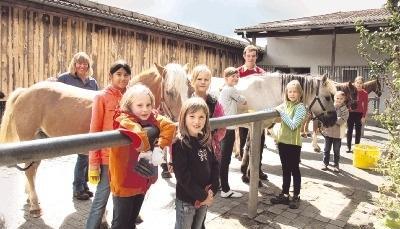 Viel Spaß haben die Mädchen noch bis Donnerstag gemeinsam mit Timo und Elke Schuster bei den Ponyferien auf dem Offenauer Reithof.Foto: Ute Plückthun Viel Spaß haben die Mädchen noch bis Donnerstag gemeinsam mit Timo und Elke Schuster bei den Ponyferien auf dem Offenauer Reithof.Foto: Ute Plückthun