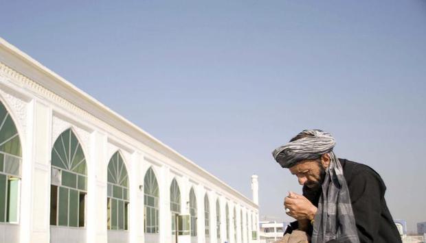 Ein Afghane betet neben einer Moschee in Kabul. Foto: Jawad Jalali