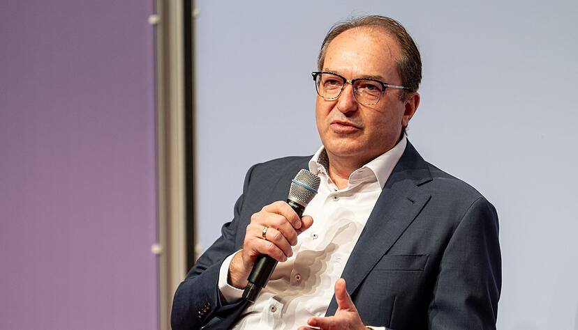 «Ich bin nicht bereit, auf reguläre Aufnahmeverfahren, ich bin nicht bereit, auf Sicherheitsüberprüfungen zu verzichten», sagte Dobrindt. «Ich bin nicht bereit, auf reguläre Aufnahmeverfahren, ich bin nicht bereit, auf Sicherheitsüberprüfungen zu verzichten», sagte Dobrindt.