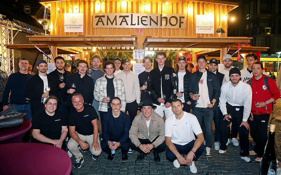 Das Team der Heilbronner Falken sind am Sonntagabend gemeinsam auf dem Heilbronner Weindorf unterwegs gewesen.