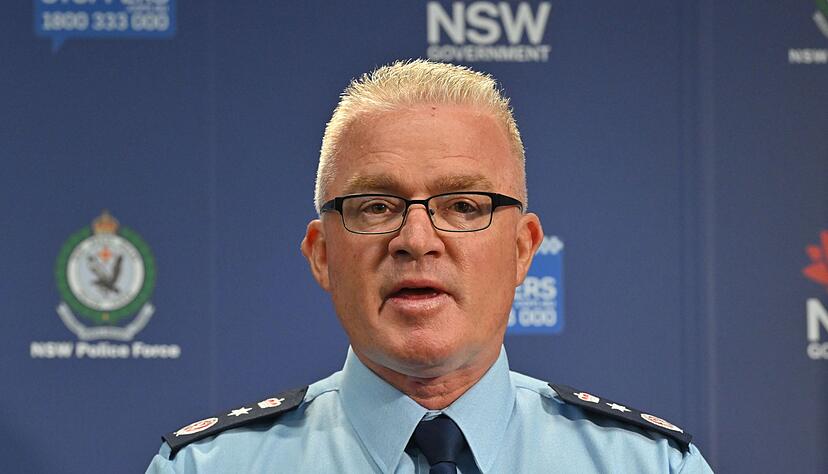 Polizeichef Lanyon &auml;u&szlig;erte sich zum dramatischen SEK-Einsatz gegen mehrere Verd&auml;chtige.