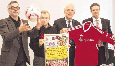 Sie unterstützen die Heim-Mannschaft, die sich in den Heilbronner Stadtfarben mit rotem Trikot, weißer Hose und blauen Stutzen gegen die Starfußballer stellen wird: (von links) Rudi Faul, Günter Major, Harry Mergel und Oliver Steinmetz.Foto: Sawatzki