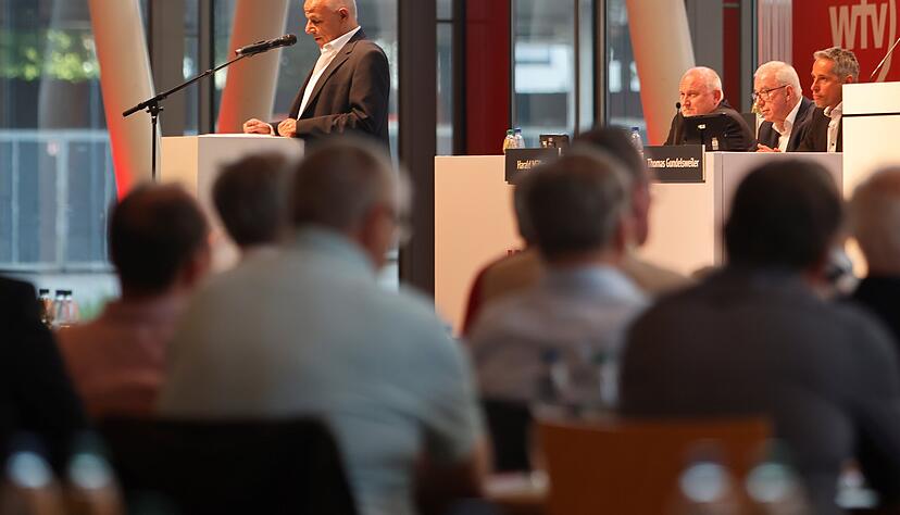 Ralf Bantel, Vorsitzender des Fußball-Bezirks Hohenlohe bei einer Rede Ralf Bantel, Vorsitzender des Fußball-Bezirks Hohenlohe bei einer Rede