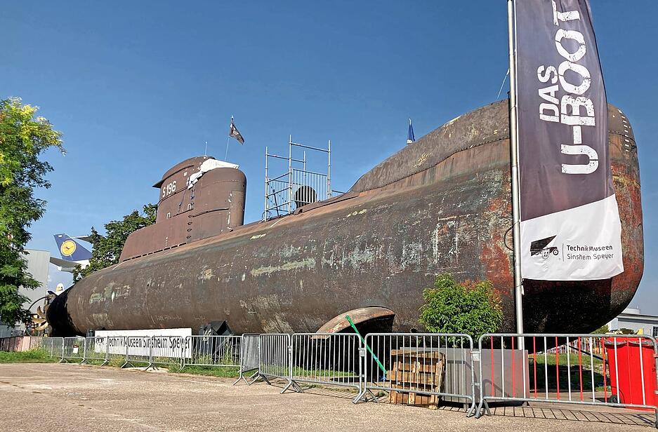 Die 500 Tonnen schwere U17. Für den letzten Transport auf dem Neckar ist das U-Boot noch zu schwer. Hunderte Tonnen Gewicht müssen weg.