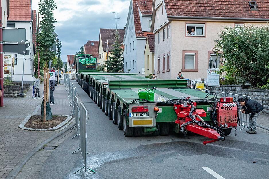 In Haßmersheim kommt das ausrangierte U-Boot nun auf einen Tieflader.