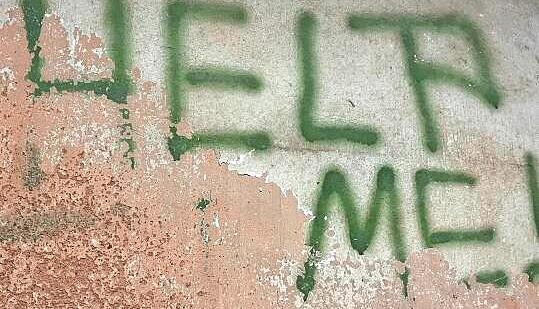 Eine Zeitlang hat sich wohl die Lauffener Jugend zum Party machen im Bahnhaus getroffen. An manchen Stellen weist Graffiti wie dieses noch darauf hin.