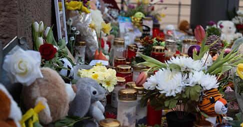 Blumen, Kerzen und Kuscheltiere liegen an der Ungl&uuml;cksstelle in Schramberg.  (zu dpa: &laquo;Trauer in Schramberg: &laquo;Der Schmerz ist nat&uuml;rlich sehr stark&raquo;&raquo;)