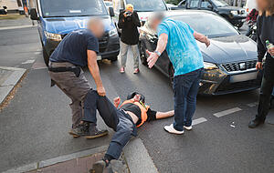 Zwei Autofahrer schreien Aktivisten der Letzten Generation w&auml;hrend einer Blockade am Spandauer Damm an.