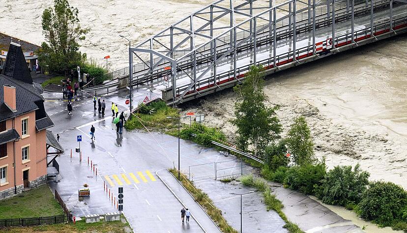 Der Flüsse Rhein (r) und Navisence im Kanton Wallis. In den Schweizer Kantons Graubünden und Wallis gab es seit Freitag zahlreiche Gewitter und heftige Niederschläge, Hochwasser und einen Bergsturz. Der Flüsse Rhein (r) und Navisence im Kanton Wallis. In den Schweizer Kantons Graubünden und Wallis gab es seit Freitag zahlreiche Gewitter und heftige Niederschläge, Hochwasser und einen Bergsturz.