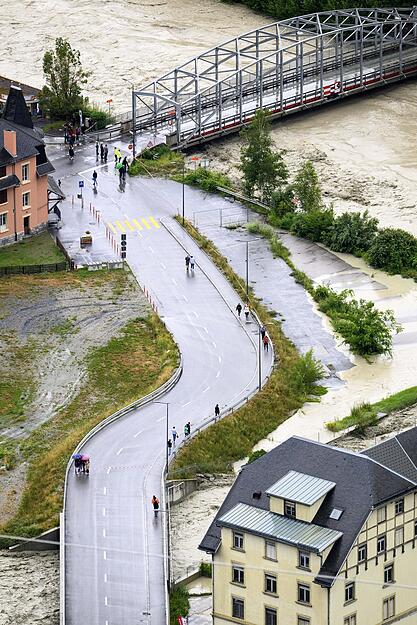 Der Flüsse Rhein (r) und Navisence im Kanton Wallis. In den Schweizer Kantons Graubünden und Wallis gab es seit Freitag zahlreiche Gewitter und heftige Niederschläge, Hochwasser und einen Bergsturz. Der Flüsse Rhein (r) und Navisence im Kanton Wallis. In den Schweizer Kantons Graubünden und Wallis gab es seit Freitag zahlreiche Gewitter und heftige Niederschläge, Hochwasser und einen Bergsturz.