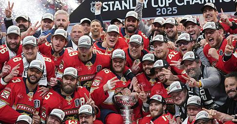 Nico Sturm durfte mit den Florida Panthers den Titel bejubeln.