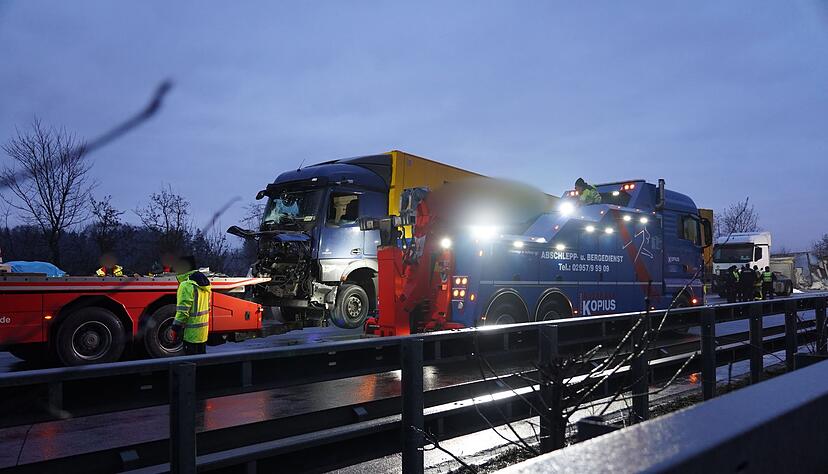 Bei einer Unfallserie aufgrund von Gl&auml;tte auf der A44 kam auch der Fahrer eines Lastwagens ums Leben.