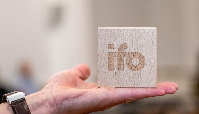 Ifo-Institut in M&uuml;nchen: Neun von zehn Firmen sp&uuml;ren Folgen des Iran-Kriegs. (Archivbild)