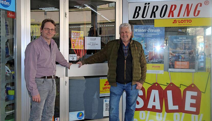Peter Dunz (links) und Hans-Jürgen Dunz haben den Eingangsbereich der Eppinger Filiale mit dem Schild "Sale" (Ausverkauf) versehen.
Foto: Franz Theuer Peter Dunz (links) und Hans-Jürgen Dunz haben den Eingangsbereich der Eppinger Filiale mit dem Schild "Sale" (Ausverkauf) versehen.
Foto: Franz Theuer