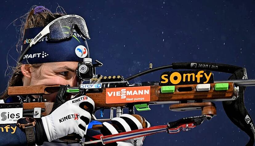 0bwohl Justine Braisaz-Bouchet in der Mixed-Staffel eine Strafrunde geschossen hat, jubelt sie mit ihren Teamkameraden noch über die Goldmedaille.
Foto: dpa 0bwohl Justine Braisaz-Bouchet in der Mixed-Staffel eine Strafrunde geschossen hat, jubelt sie mit ihren Teamkameraden noch über die Goldmedaille.
Foto: dpa